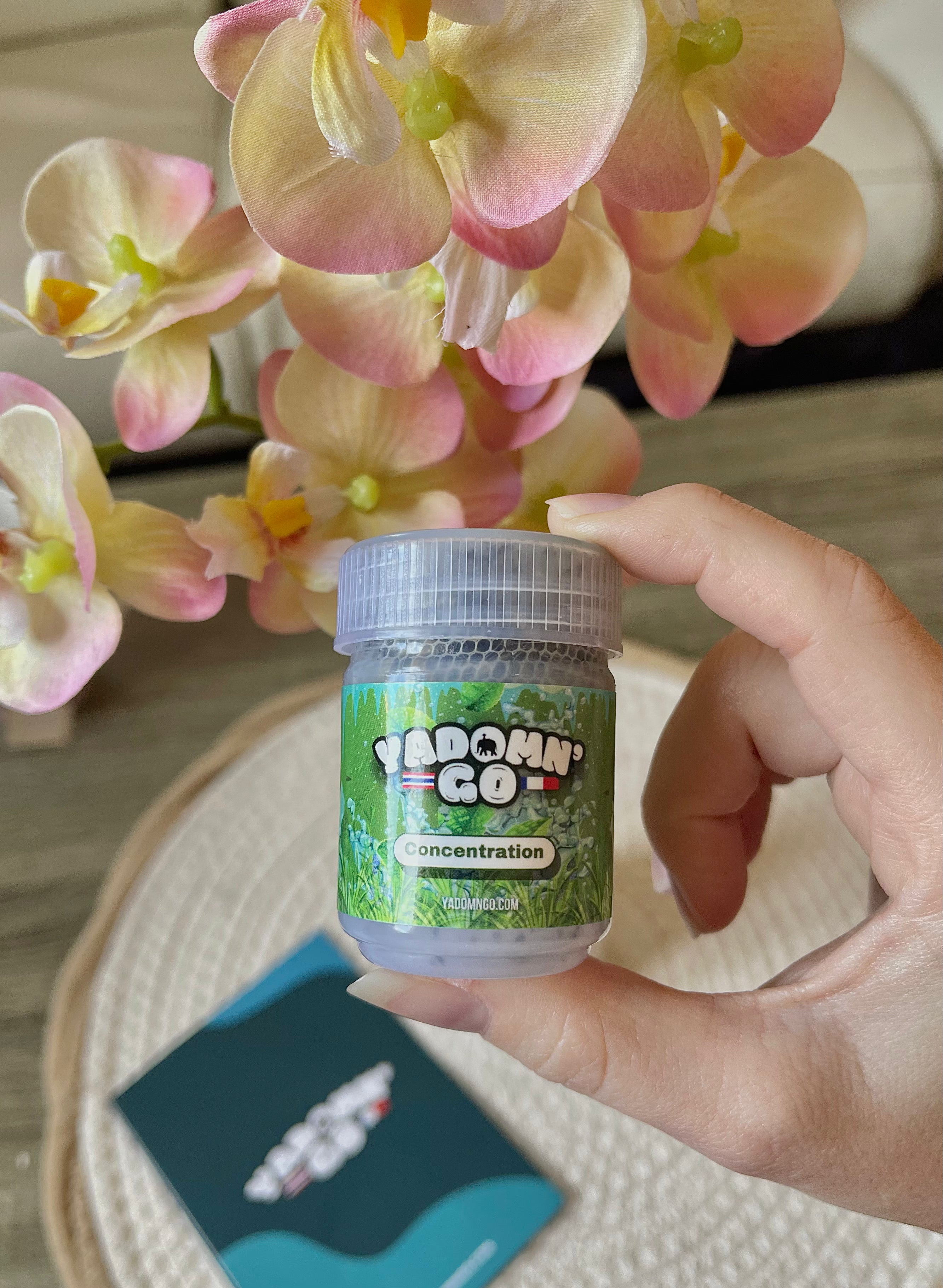 athénais qui tien son pot yadom en main 