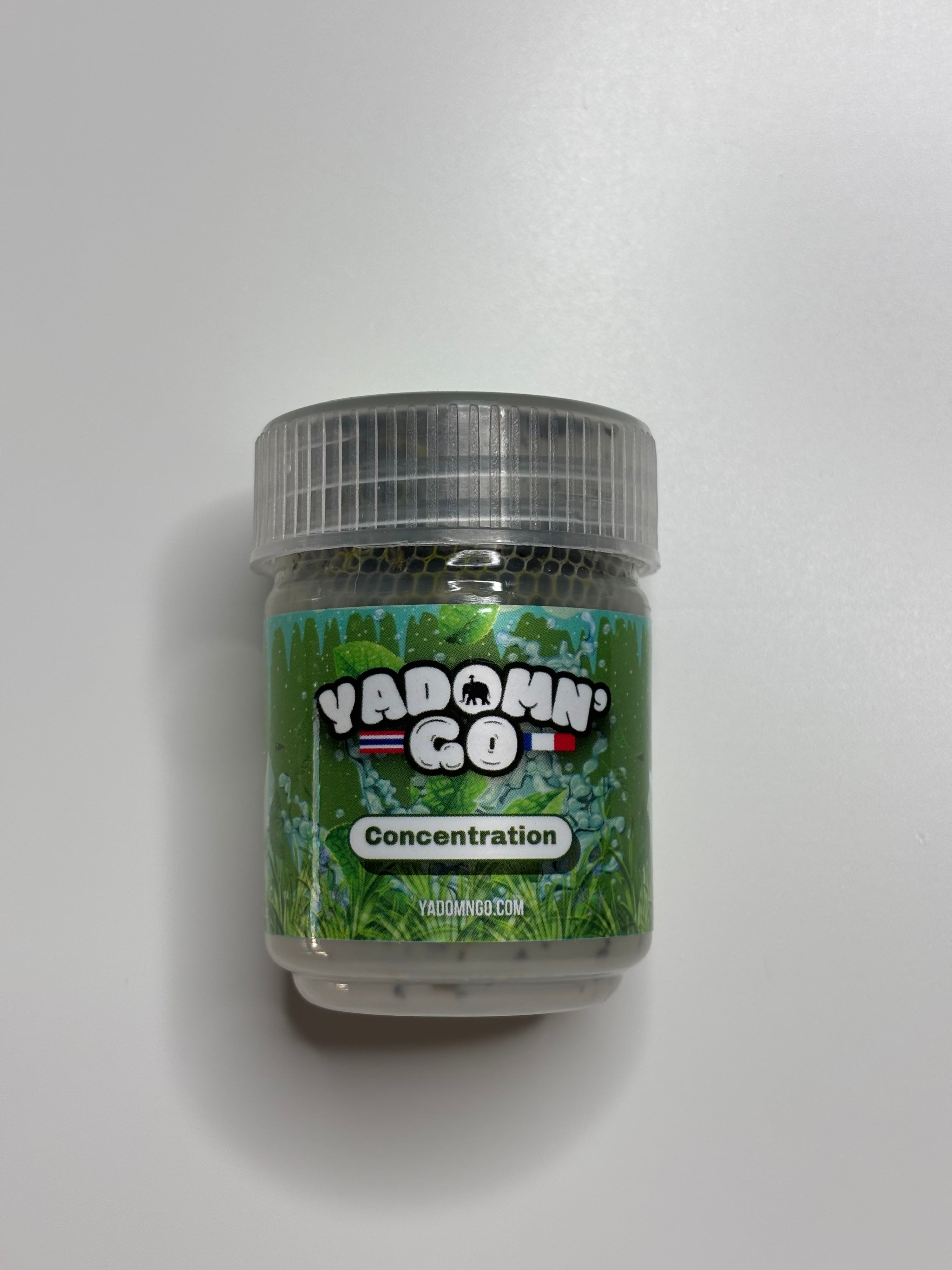 pot yadom concentration sur fond blanc